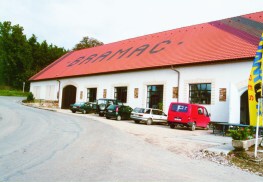Foto administrativní budovy, dílen a pneuservisu